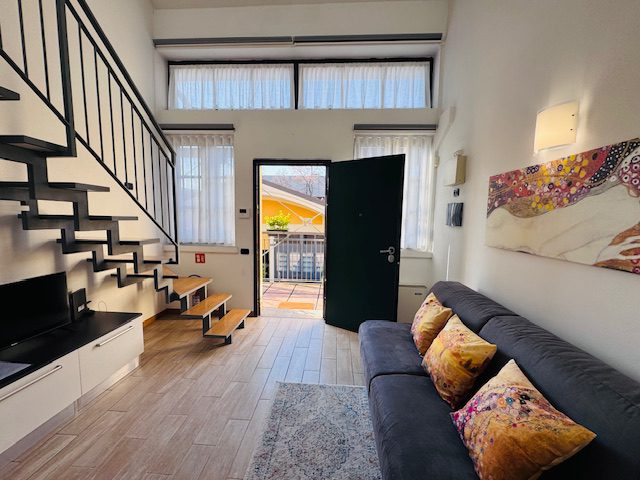 Ingresso indipendente e zona giorno luminosa di loft a Milano Scalo Romana.